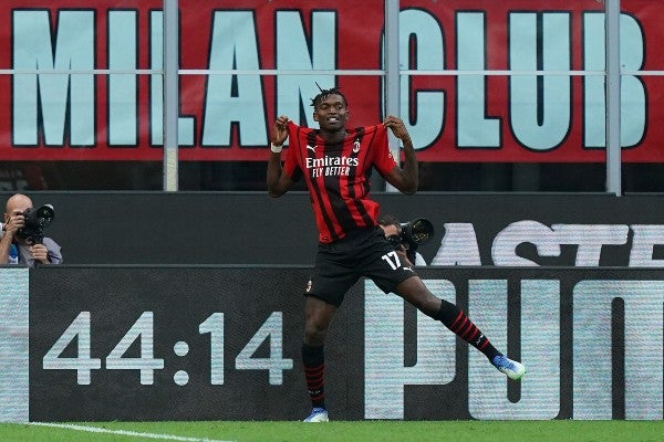 Rafael Leao celebra anotación con el AC Milan frente al Lazio