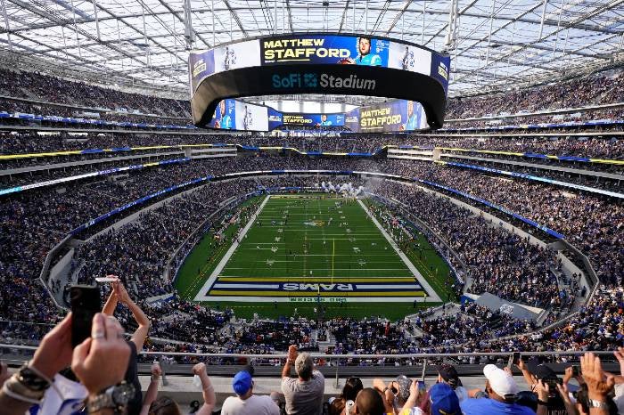 Panorámica del Sofi Stadium con público por primera vez