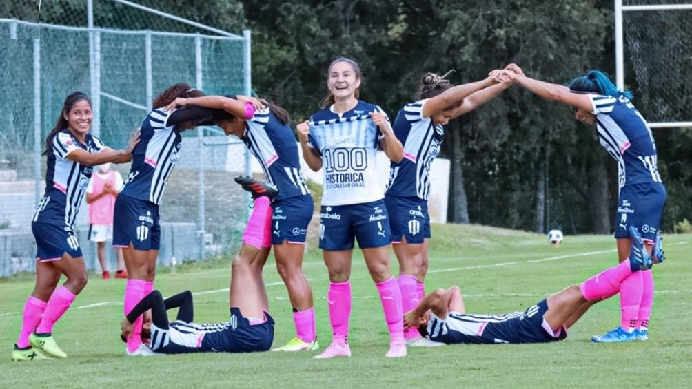 Monsiváis y sus compañeras festejan el gol 100