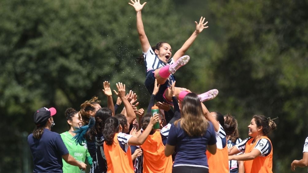 Monsiváis y sus compañeras festejan el gol 100