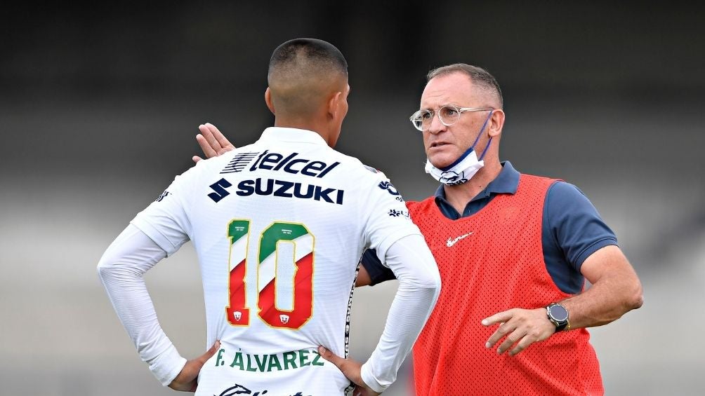 Lillini da indicaciones durante el partido