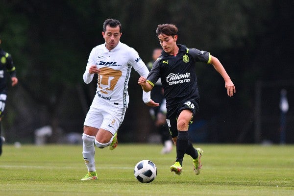 Alan Mozo con Pumas Sub 20 frente a Chivas en la Cantera