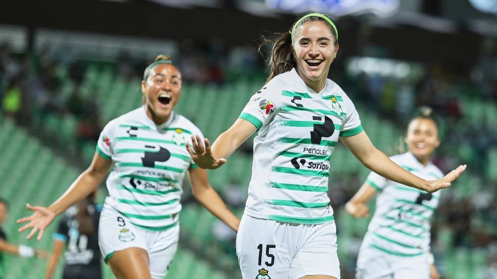 Las jugadoras de Santos festejando un gol