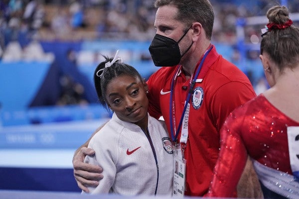 Simone Biles reacciona en la Final femenil por equipos de Tokio 2020