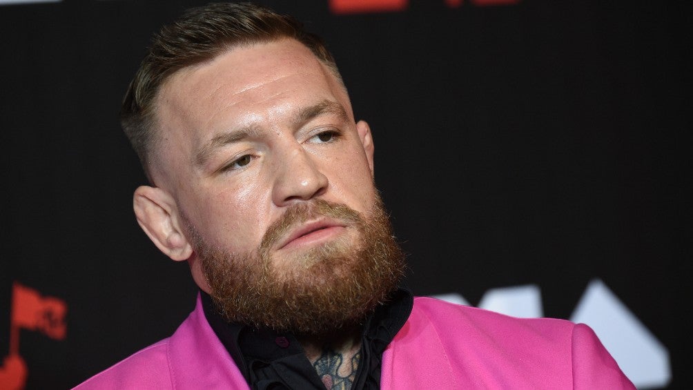 Connor McGregor posa en su paso por la alfombra roja de los MTV VMA