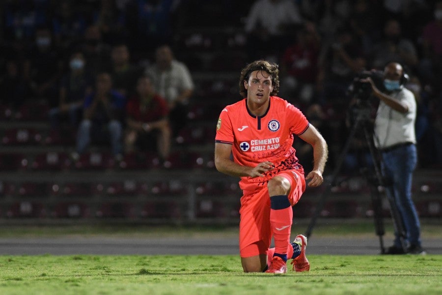 Santiago Giménez durante un partido con Cruz Azul