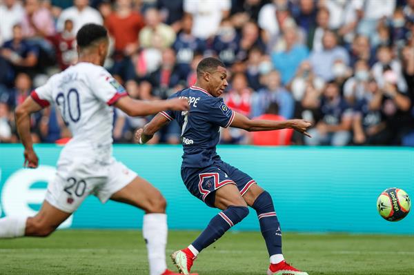 Kylian Mbappé en acción con PSG