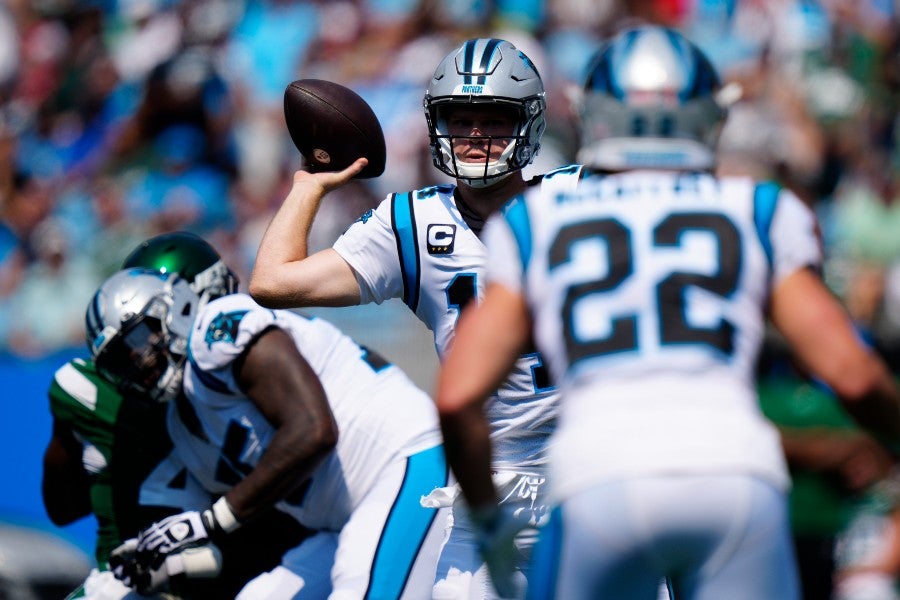 Sam Darnold durante un partido con Panthers