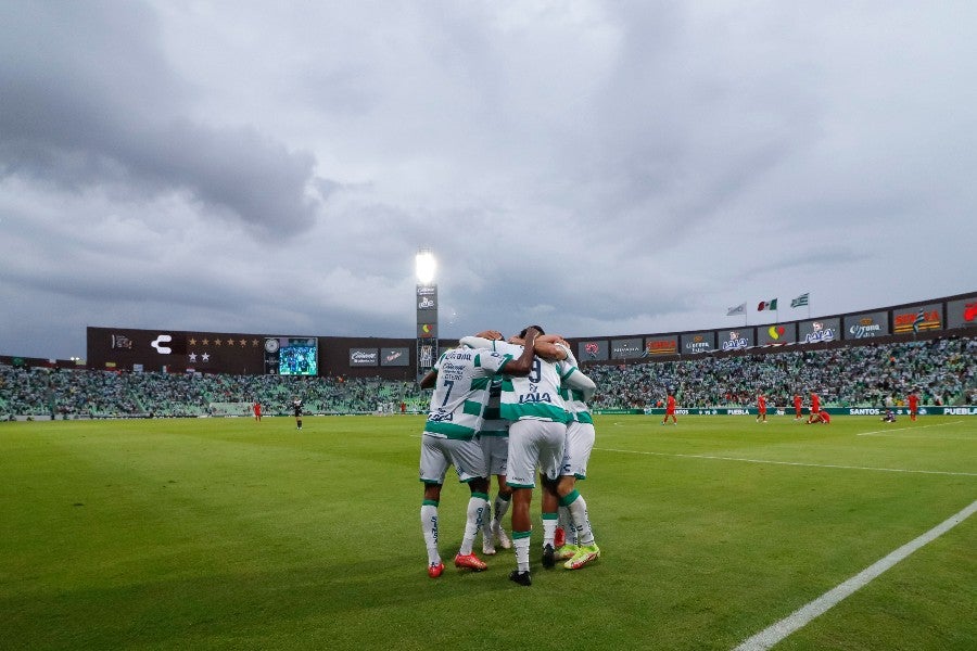 Jugadores de Santos celebrando un gol