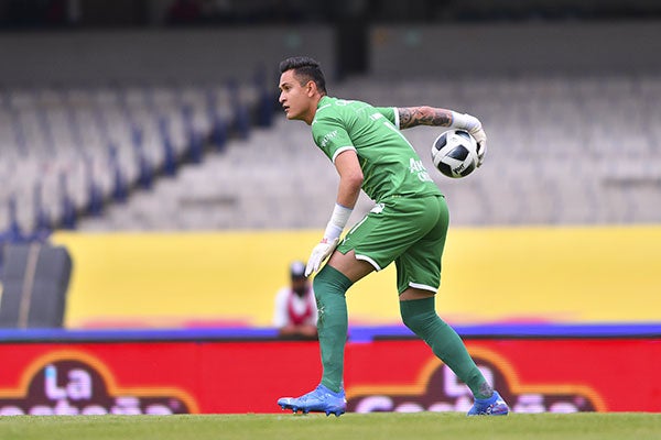 Raúl Gudiño en el partido contra Pumas 