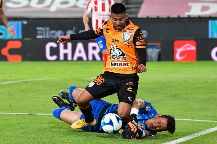 Raúl Gudiño en acción ante Pachuca