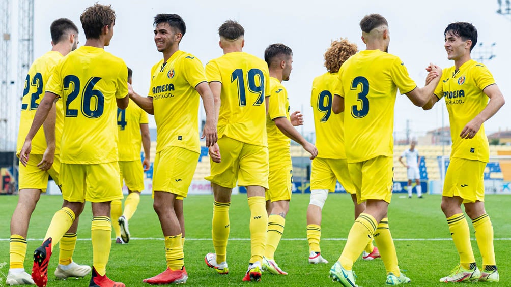 Jugadores del Villarreal felicitan a Emiliano García