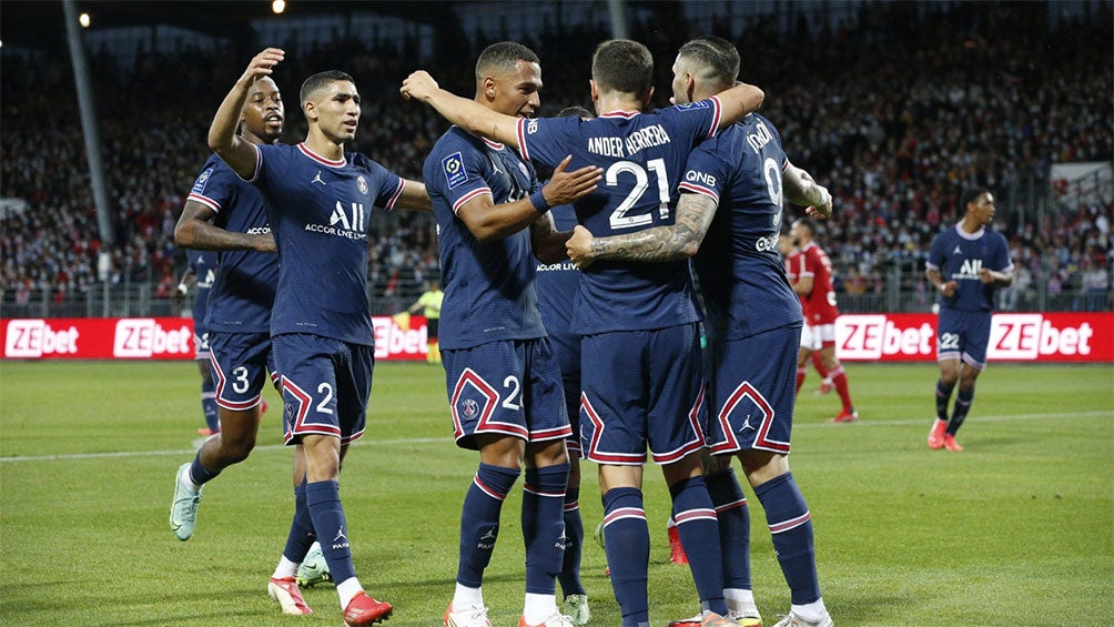 Jugadores de PSG festejan un gol 