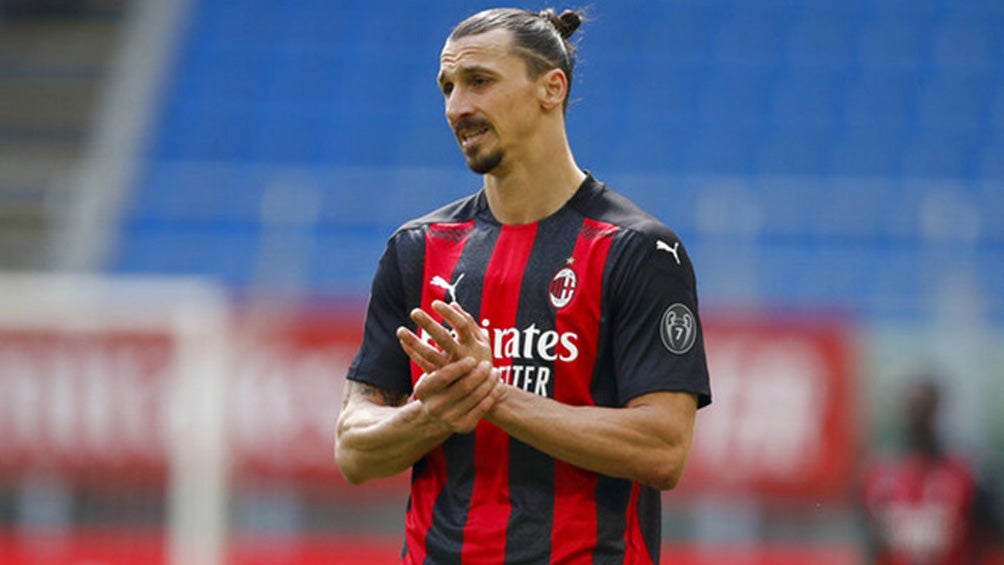 Zlatan Ibrahimovic durante un duelo con el AC Milan