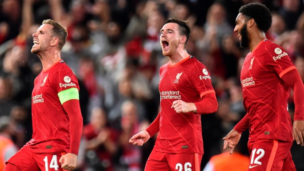 Jugadores del Liverpool festejando el gol del triunfo ante Milan