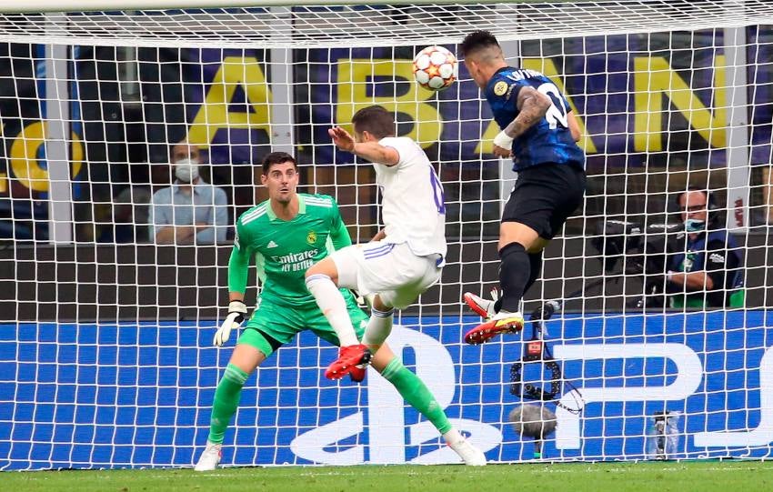 Courtois observando el remate de Lautaro Martínez