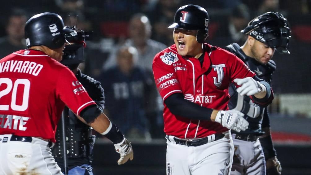 Los jugadores de los Toros de Tijuana festejando