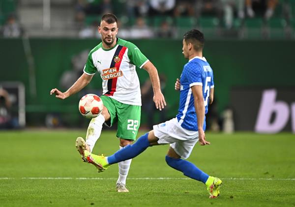 Gerardo Arteaga del Genk en acción frente al Rapid Viena en la Europa League