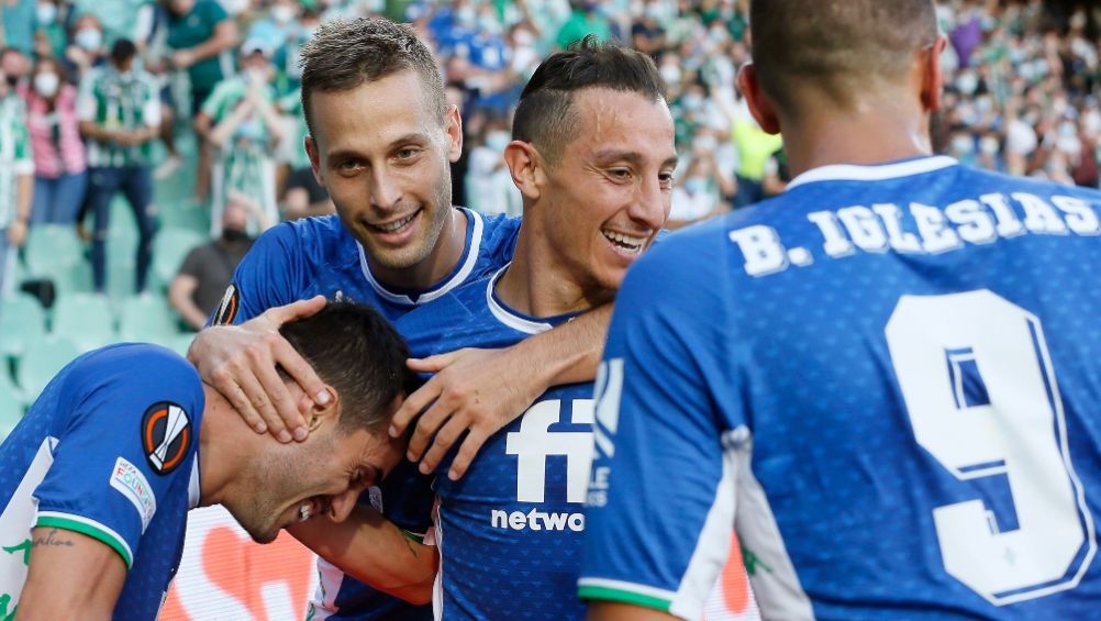 Guardado festejando con sus compañeros un gol del Real Betis