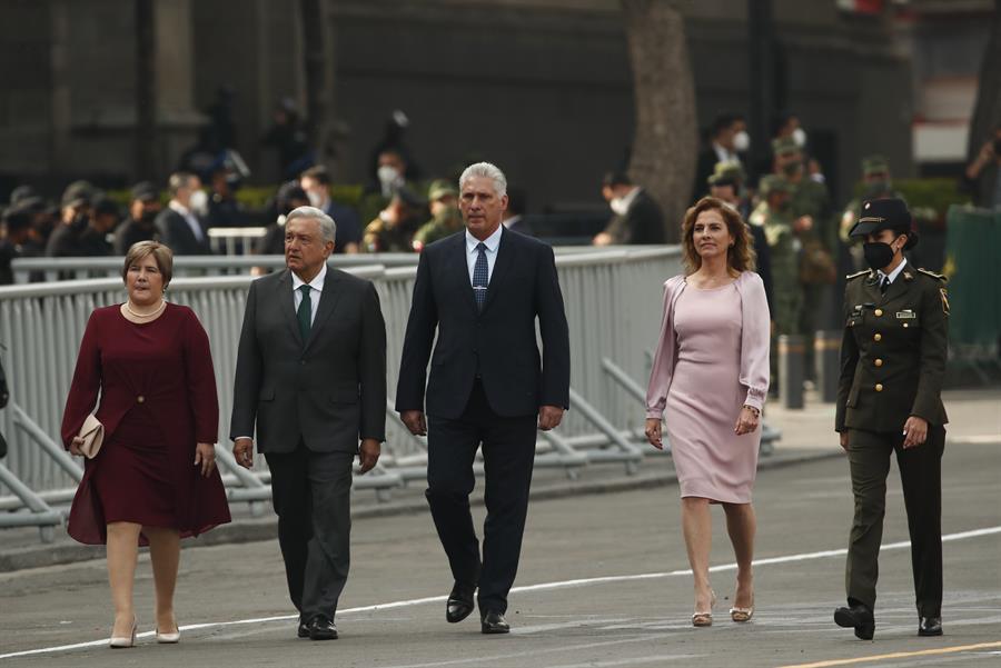 AMLO y Díaz-Canel junto a sus esposas en el Desfile Militar