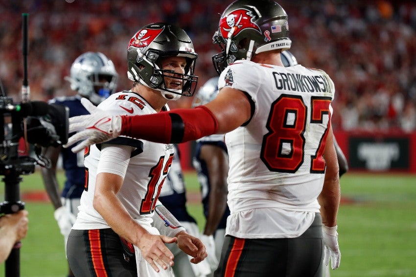 Brady y Gronkowski celebrando una anotación