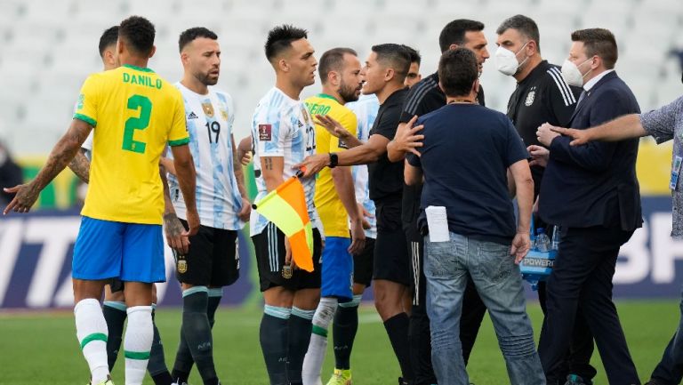 Agentes sanitarios de Brasil ingresan a sacar jugadores argentinos