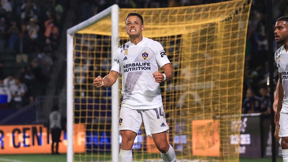 Chicharito celebrando su gol ante el Dynamo