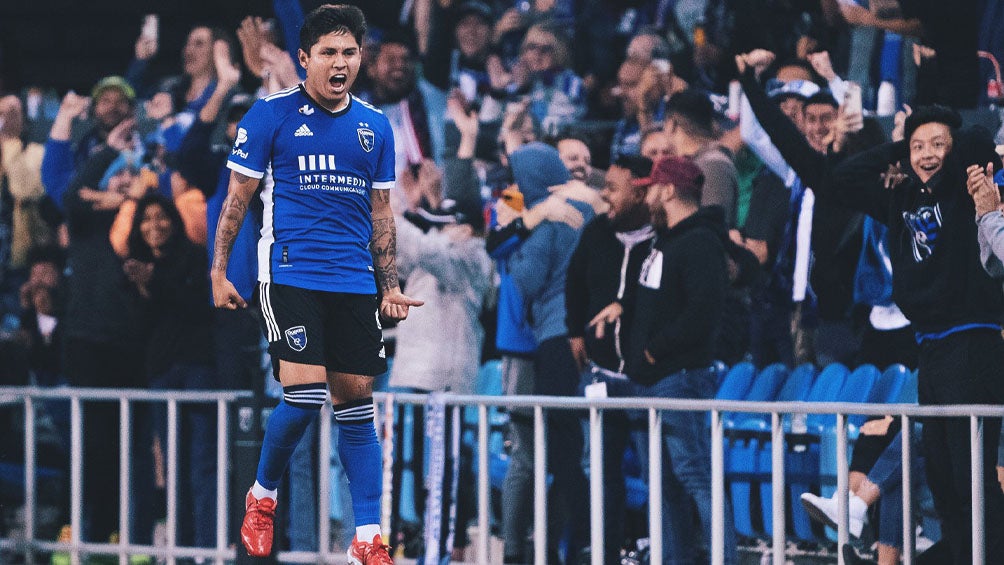 Chofis Lópe festeja un gol con el Earthquakes de San José 