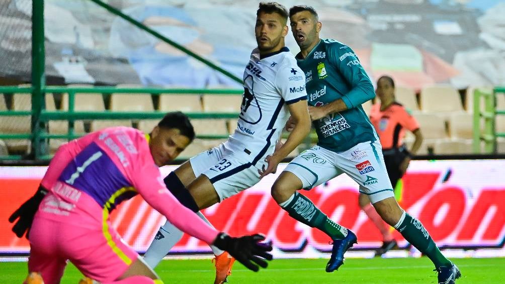 Gigliotti anotando gol en la final contra Pumas