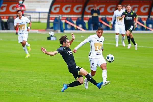 Antonio Briseño en acción frente a Pumas en la Liga MX