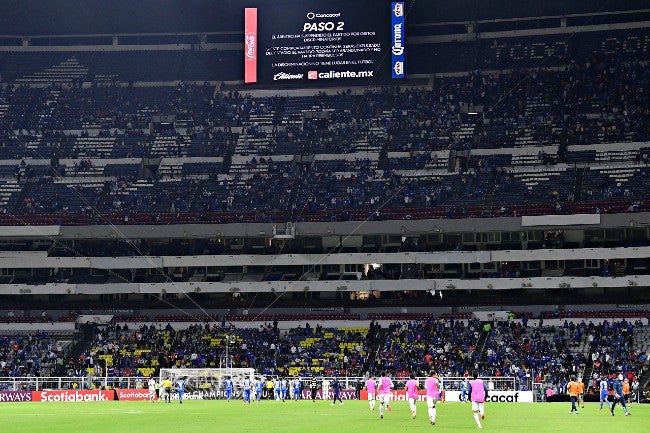 Pantallas explican el paso 2 a la afición azul