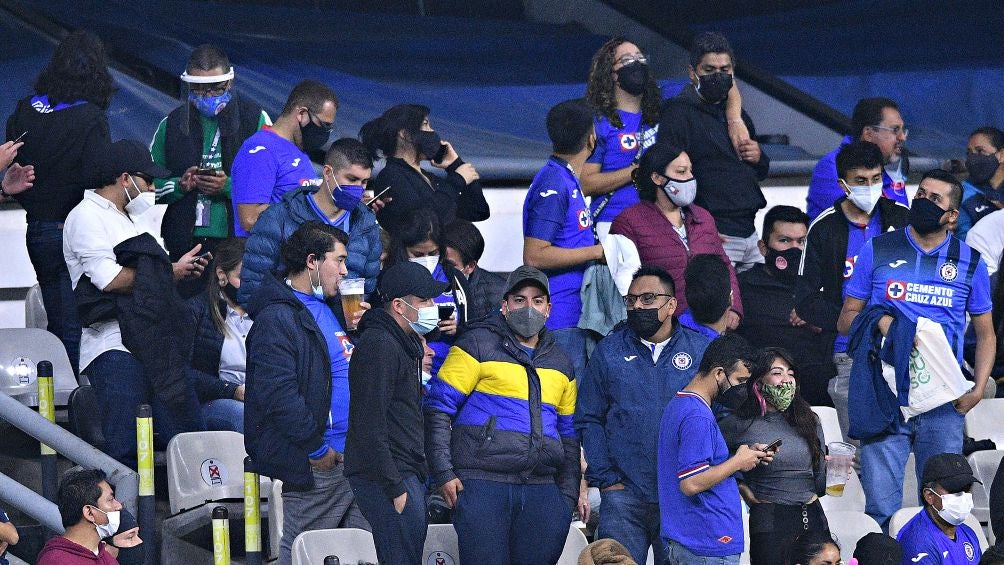 Aficionados del Cruz Azul durante el encuentro ante Rayados