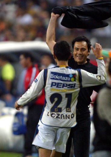 Lozano y Hugo Sánchez, en festejo