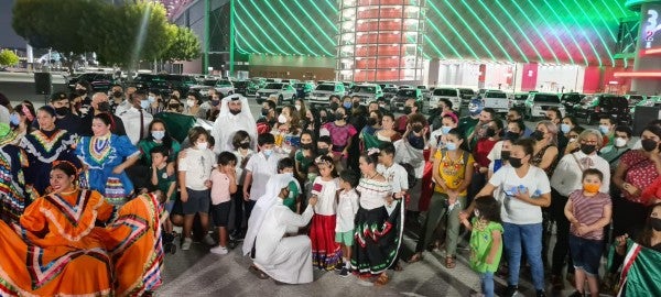 Mexicanos en Qatar celebran fiestas patrias a fuera del Estadio Internacional Khalifa 