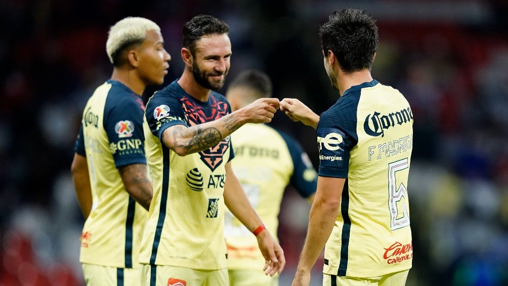 Jugadores del América celebrando un gol