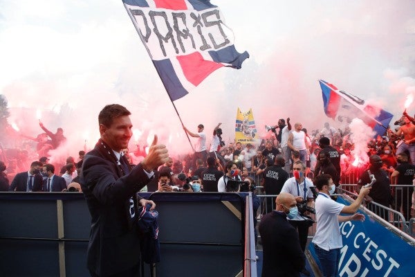 Messi es recibido por la afición del París Saint-Germain