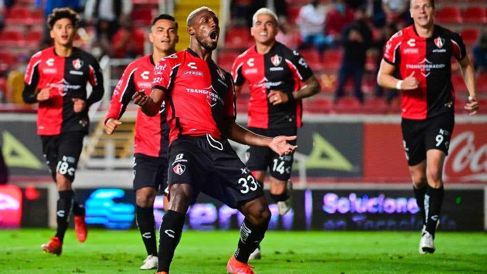 Los jugadores del Atlas festejando el gol