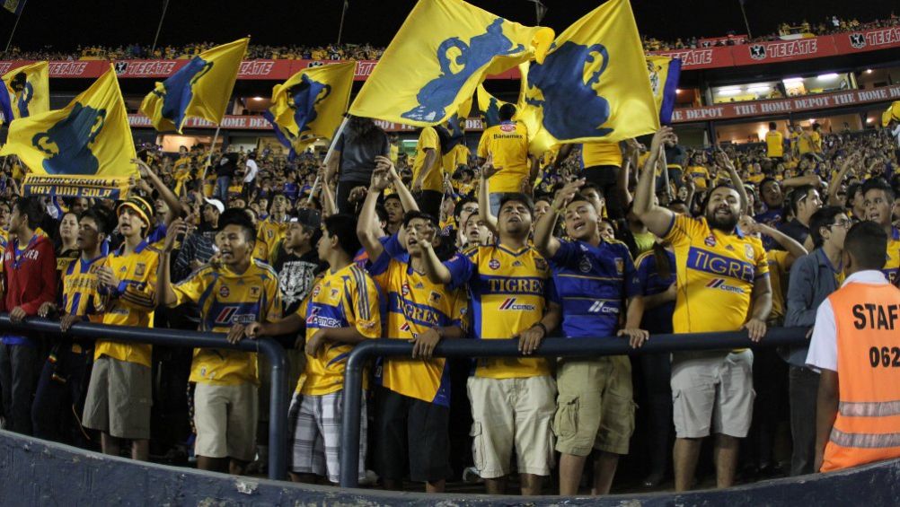 Aficionados de Tigres en el Estadio Universitario