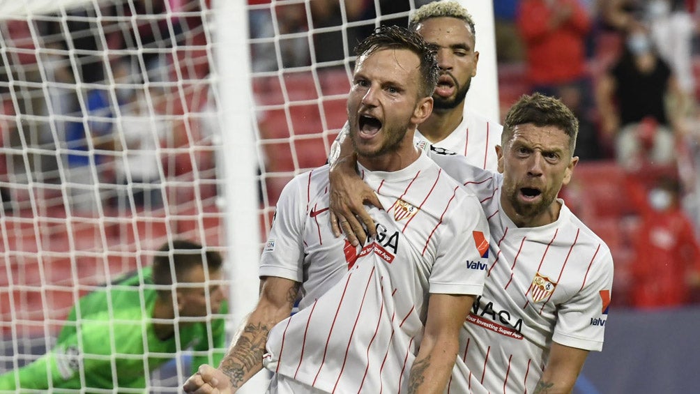 Jugadores del Sevilla festejan una anotación en LaLiga 