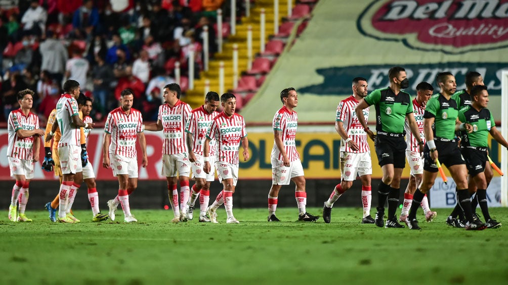 Jugadores de Necaxa en lamento