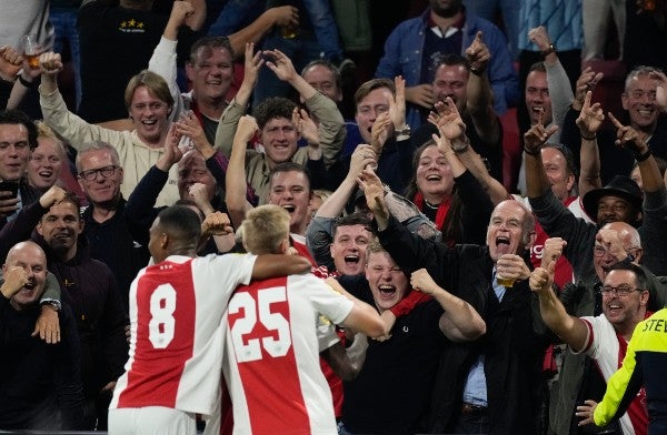 Jugadores del Ajax celebran con la afición