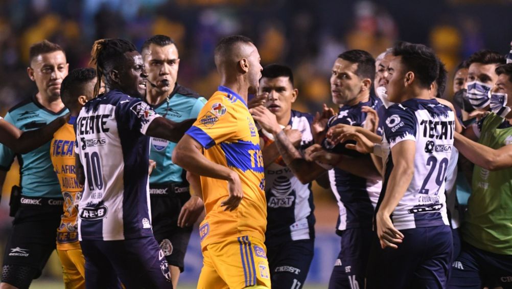 Jugadores de Tigres y Rayados en un conato de bronca