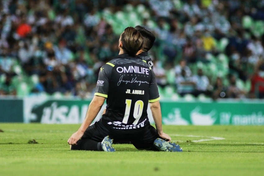 Angulo en un partido de Chivas