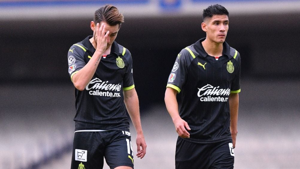 Angulo y Antuna en un partido de Chivas