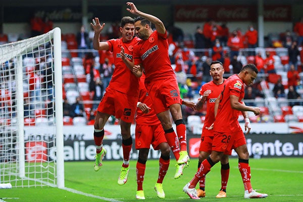 Jugadores de Toluca festejan un gol 