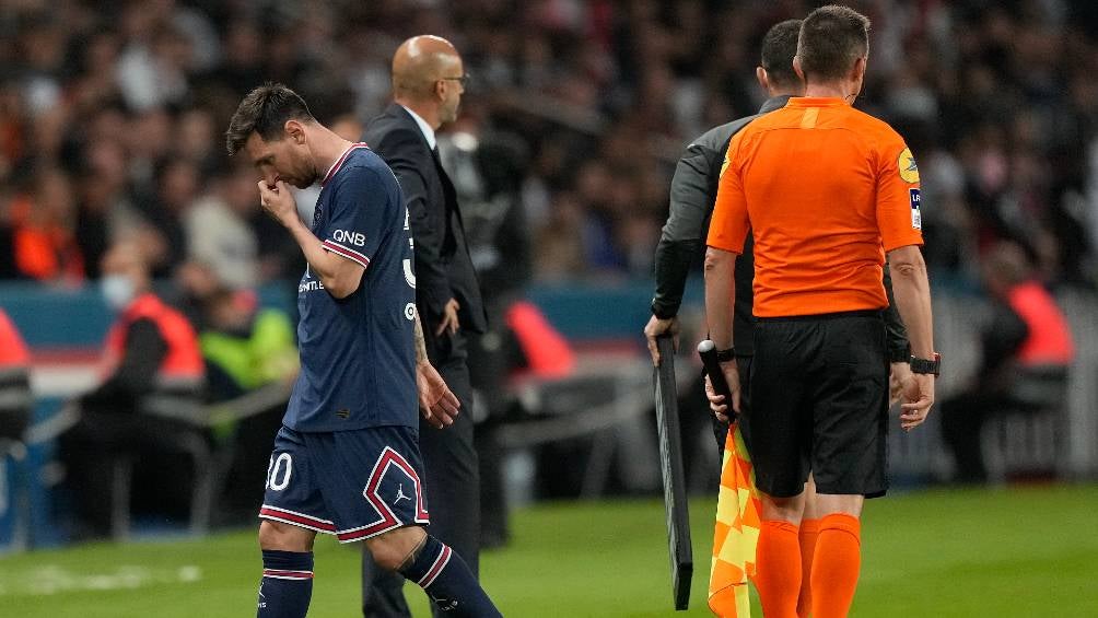 Messi saliendo de cambio con el PSG