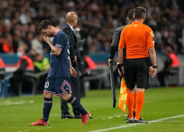 Messi reacciona a su salida del campo