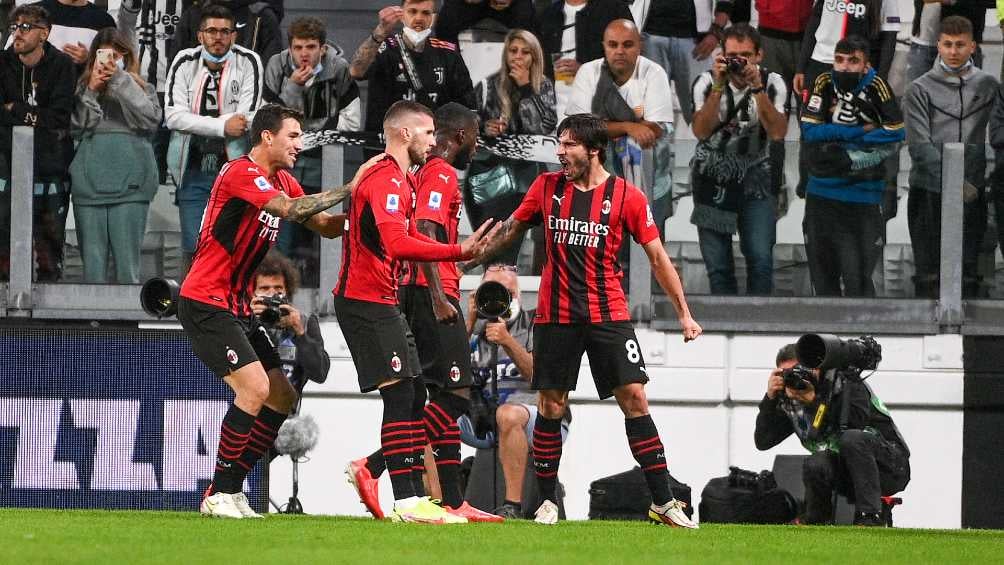 Los jugadores del Milán festejando ante la Juventus