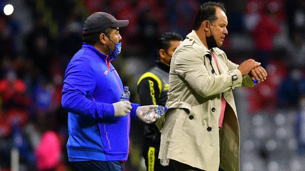 Juan Reynoso durante el partido contra Querétaro