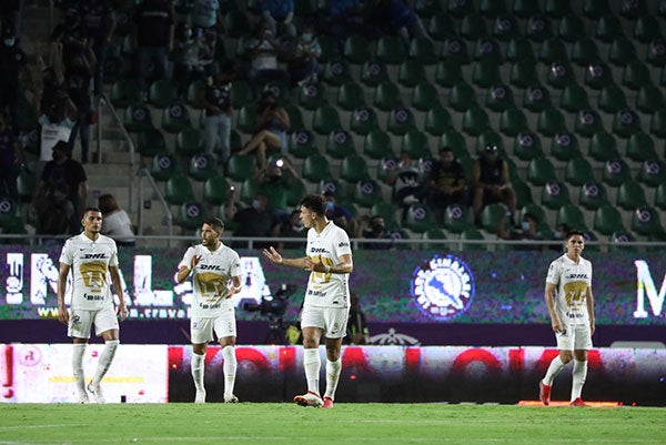 Jugadores de Pumas durante el partido vs Mazatlán 